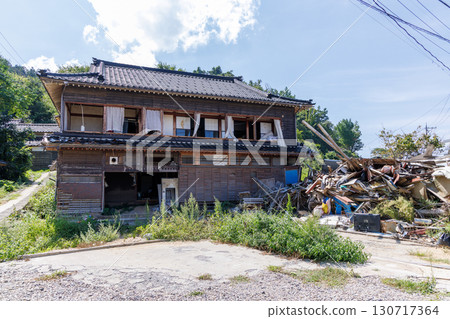 地震和海嘯摧毀的房屋和廢墟 地震和海嘯摧毀的房屋和廢墟 130717364