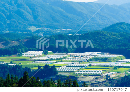 遠眺群山的田園風光 130717947