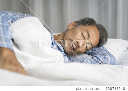 60 多歲男人的睡臉 130718240