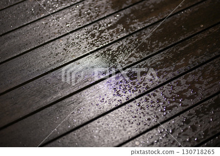 濕的甲板在雨中濕潤 130718265