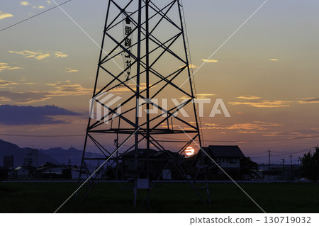 夕陽下鄉村的輸電線塔 130719032
