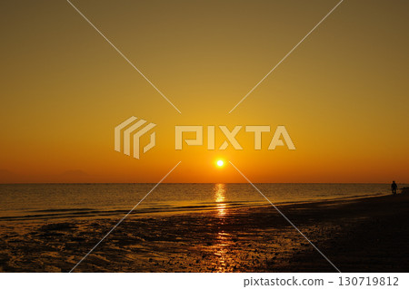 Quiet dawn of the Ariake Sea 130719812