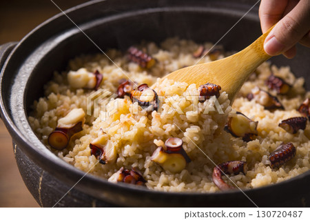 用飯匙舀出的章魚飯 用飯匙舀出的章魚飯 130720487