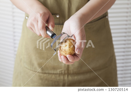 削馬鈴薯皮的女人 130720514