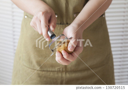 削馬鈴薯皮的女人 削馬鈴薯皮的女人 130720515