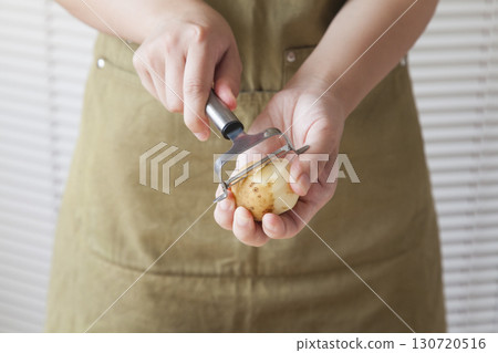 削馬鈴薯皮的女人 130720516