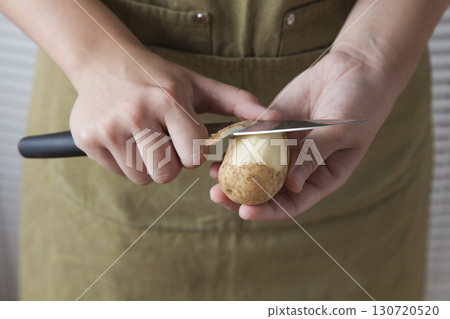 削馬鈴薯皮的女人 130720520