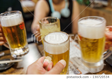 用生啤舉杯暢飲。在沖繩最大的娛樂區暢飲深夜飲品。沖繩縣那霸市松山郡 - 2025年6月26日 130720534