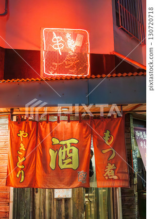 霓虹燈點綴的古雅外觀。戶外吧台擺放著老式摩托車等各種物品。在沖繩最大的娛樂區，享受深夜小酌。 130720718