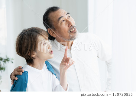 一對老年夫婦從窗邊望向外面 130720835