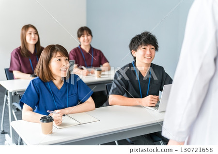穿著手術服的男女醫務人員參加醫學會議、學習班、研討會、培訓和培訓 穿著手術服的男女醫務人員參加醫學會議、學習班、研討會、培訓和培訓 130721658