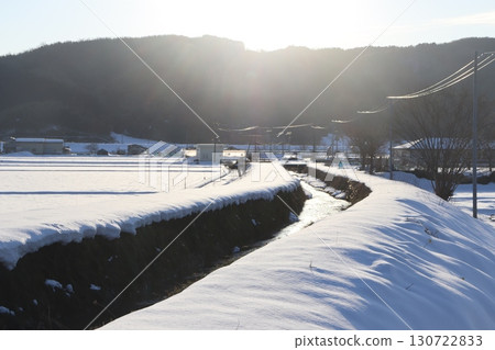 夕陽照射下的雪原 130722833
