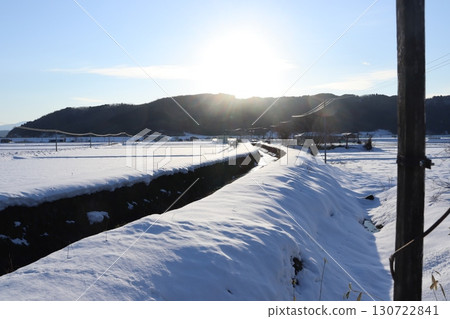 夕陽照射下的雪原 夕陽照射下的雪原 130722841