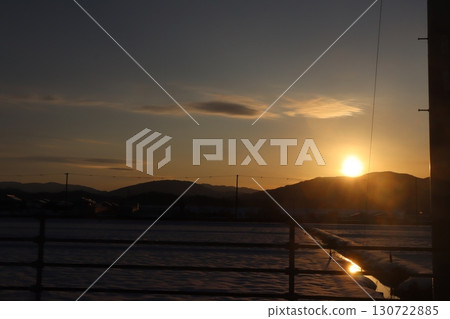 Snowfield lit by the setting sun 130722885