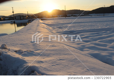 Snowfield lit by the setting sun Snowfield lit by the setting sun 130722903