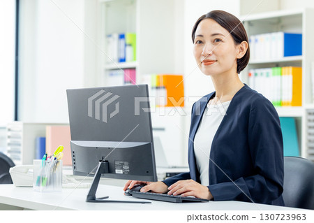 在辦公室工作的女商人 130723963