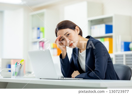 Worried business woman 130723977