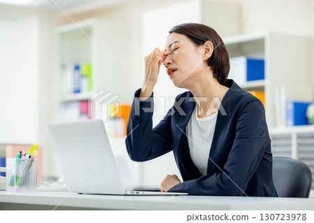 擔心的女商人 130723978