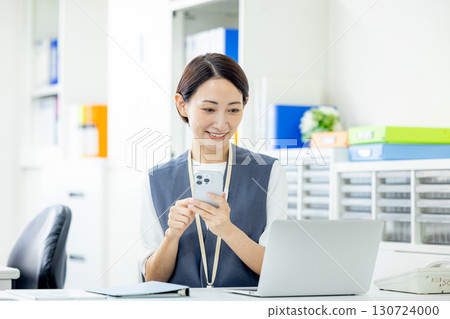 Business woman with a smartphone 130724000