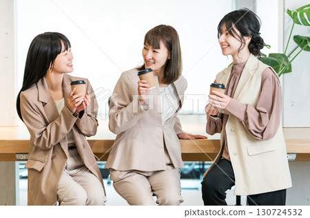 商人和女商人在辦公室喝咖啡聊天 130724532