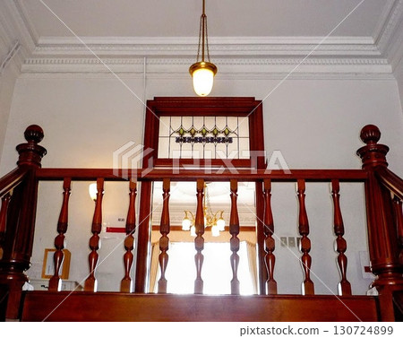 被指定為重要文化財產的西式建築中的彩色玻璃和吊燈 被指定為重要文化財產的西式建築中的彩色玻璃和吊燈 130724899