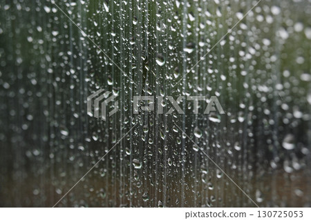 車窗上的雨滴 130725053