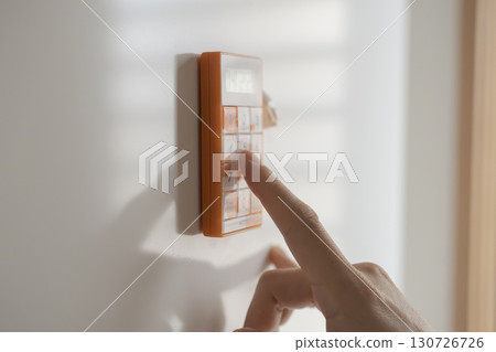 一位女士正在使用冰箱上的廚房定時器 一位女士正在使用冰箱上的廚房定時器 130726726