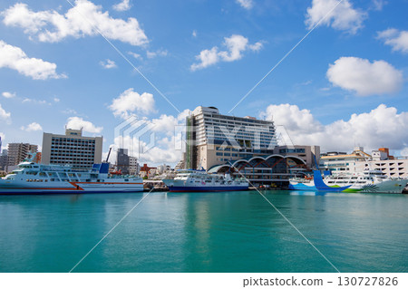從離港的船上俯瞰那霸泊港。泊橋和泊港清晰可見。沖繩縣那霸市那霸泊港 - 2025年6月26日 130727826