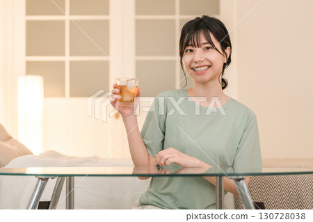 一位年輕的亞洲女性在家中臥室喝酒（在家喝酒、微醺、在家喝酒、喝酒） 130728038