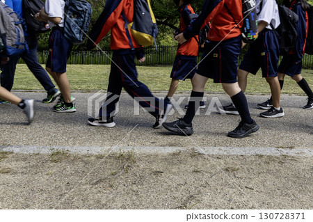 A scene of students moving around the park during extracurricular activities -5 130728371