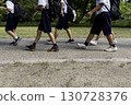 A scene of students moving around the park during extracurricular activities -9 130728376
