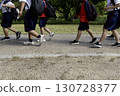 A scene of students moving around the park during extracurricular activities -10 130728377