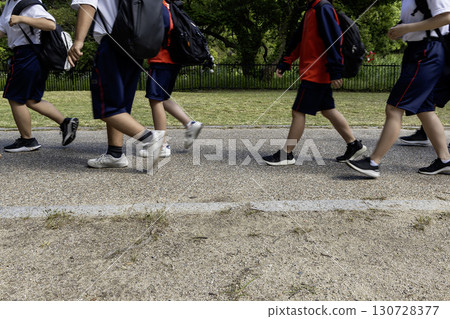 A scene of students moving around the park during extracurricular activities -10 130728377