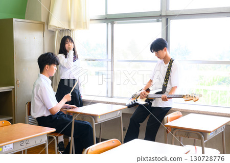 學生們在為學校節日進行樂隊練習。學校教室裡充滿青春氣息的景象。 130728776