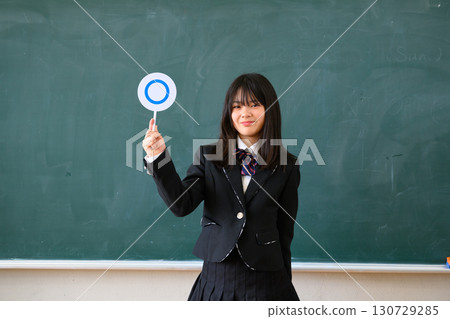 女學生正在回答測驗。這是一張在學校教室裡標記「是」或「否」的教育圖片。 130729285