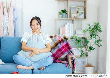 A living alone woman 130730034