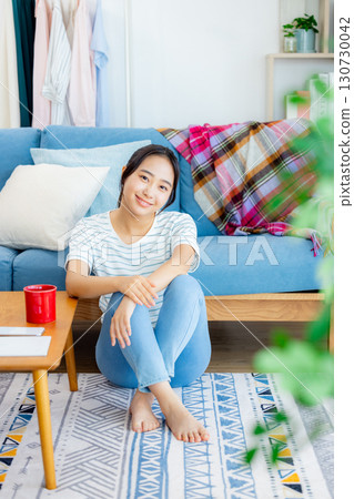 A living alone woman 130730042