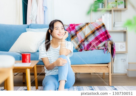 年輕女子在客廳放鬆 130730051