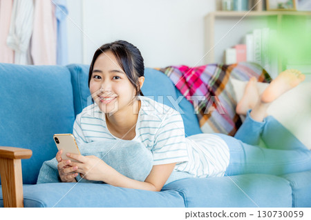生活智能手機的年輕女子 130730059