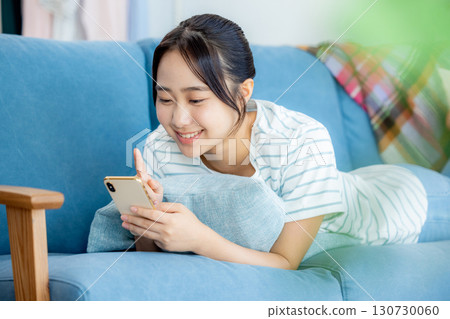 生活智能手機的年輕女子 130730060