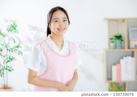 身著制服的年輕工作人員進行指導 130730078