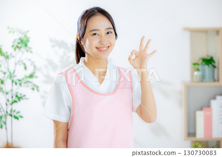 身著制服的年輕工作人員進行指導 130730083