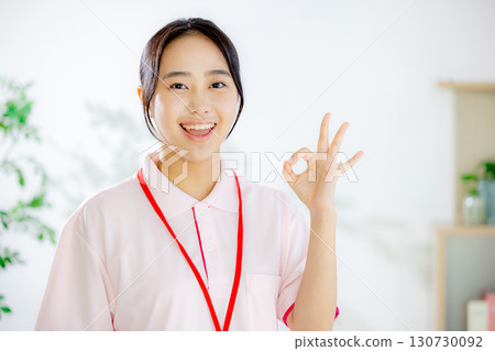 穿著馬球衫的年輕女子 130730092