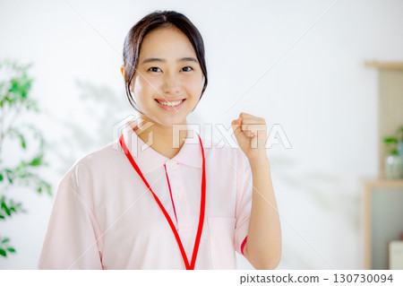 穿著馬球衫的年輕女子 130730094