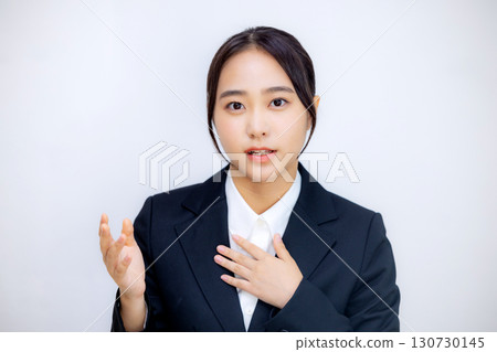 一位身穿西裝的年輕女子對著鏡頭說話 130730145