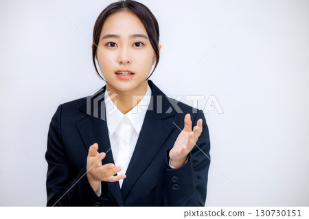 一位身穿西裝的年輕女子對著鏡頭說話 130730151