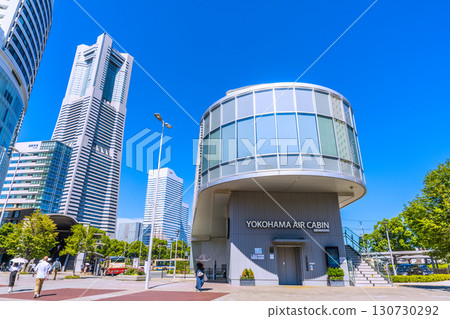 9 月 8 日，日本橫濱城市景觀。搭乘空中巴士可欣賞橫濱地標塔和櫻木町站的景色。 130730292