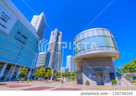 9 月 8 日，日本橫濱城市景觀。搭乘空中巴士可欣賞橫濱地標塔和櫻木町站的景色。 130730293