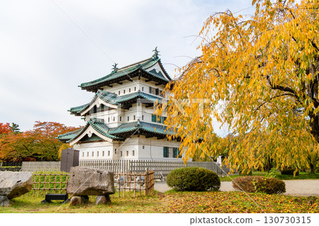 青森弘前城：紅葉染紅的天守閣 130730315