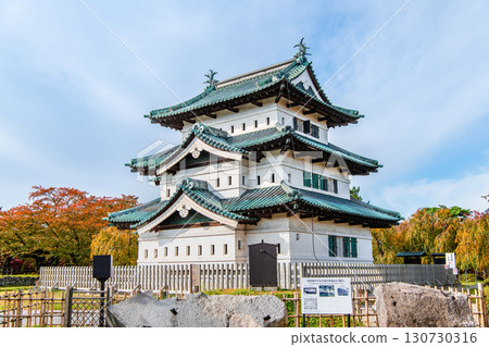 青森弘前城:紅葉染紅的天守閣 青森弘前城:紅葉染紅的天守閣 130730316